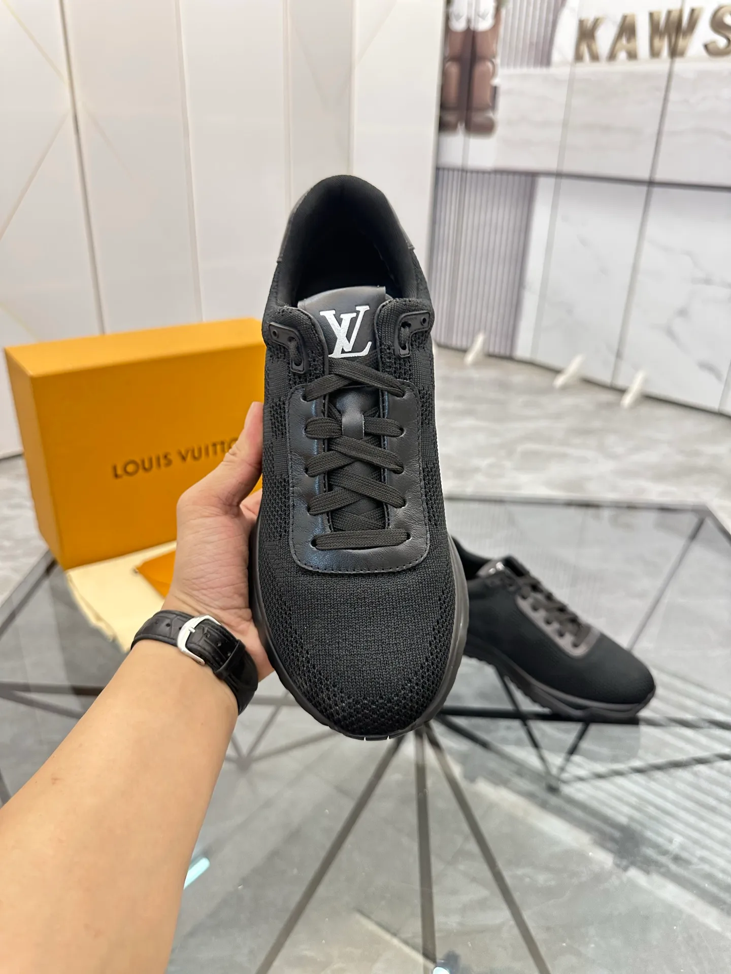 Men's shoes for sale💰: 💰P560¥ High-end quality Product trademark: LV* "Louis Vuitton*" low-top sneakers Regular size: 38-44 (can be customized to 45.46.) Product materials: imported breathable fly knit upper, breathable lining, original raw rubber translucent combination outsole. Number: 2068